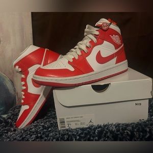 Air Jordan 1 MID Habanero Red-White 7.5 WMNS